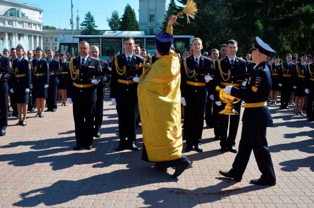 В Екатеринбурге 130 лейтенантам полиции вручили дипломы об образовании