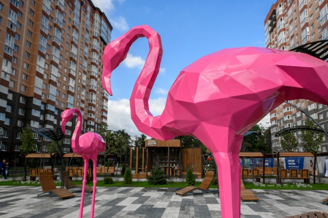 Фламинго размером выше человеческого роста особенно впечатляют. Скульптуры понравились и взрослым, и детям.