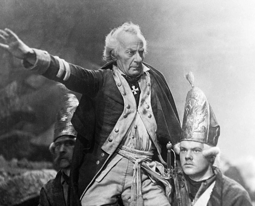 У Николая Черкасова было всего 6 ролей в кино. Суворов – самая яркая из них. Из жизни актёр ушёл в возрасте 59 лет. Скоропостижно. Разрыв аорты во время эвакуации.