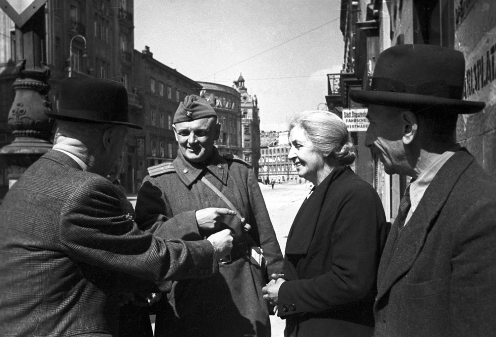 Великая Отечественная война 1941-1945 гг. Встреча советского офицера с жителями освобожденной от немецко-фашистских захватчиков Вены.
