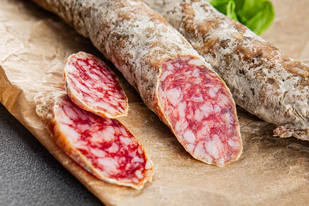 Сыровяленая колбаса.