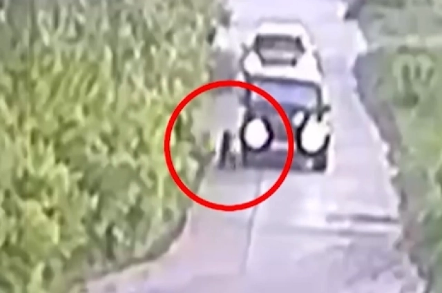 Есть версия, что мальчика могли толкнуть под колёса иномарки.