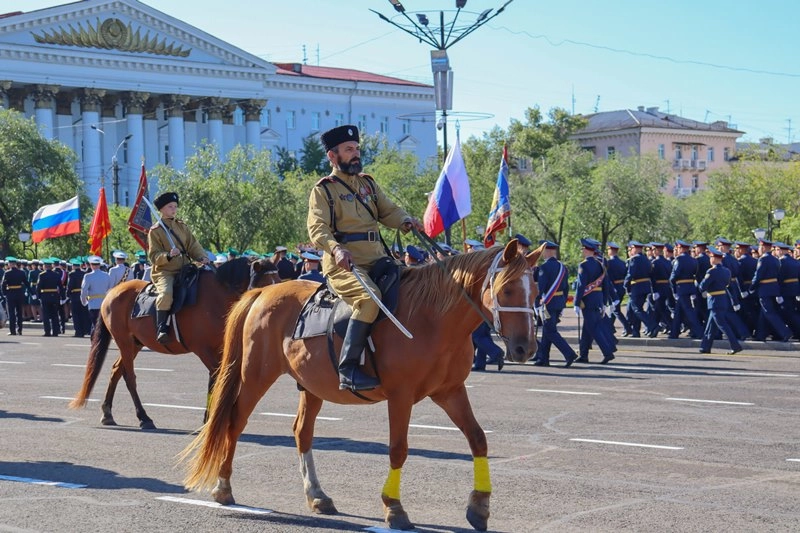 Казачья кавалерия на Параде победы в Чите 3 сентября