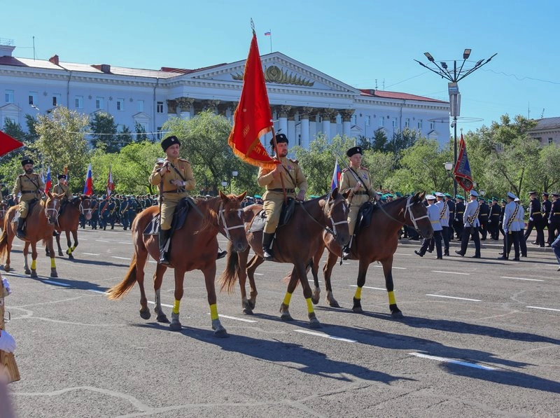 Казачья кавалерия на Параде победы в Чите 3 сентября