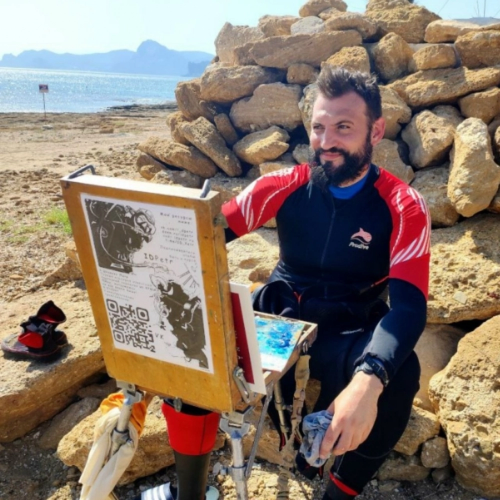 На суше художник тоже рисует.