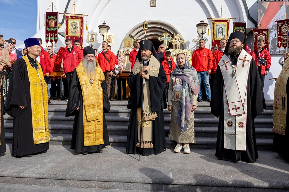 Елисаветинский крестный ход завершается молебном у Спасского храма в селе Усово.
