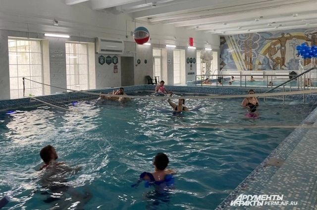 Во внутренних бассейнах проводились спортивные игры.
