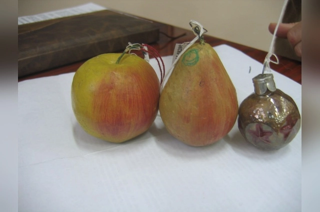 Яблоки, груши, игрушка со звездами.