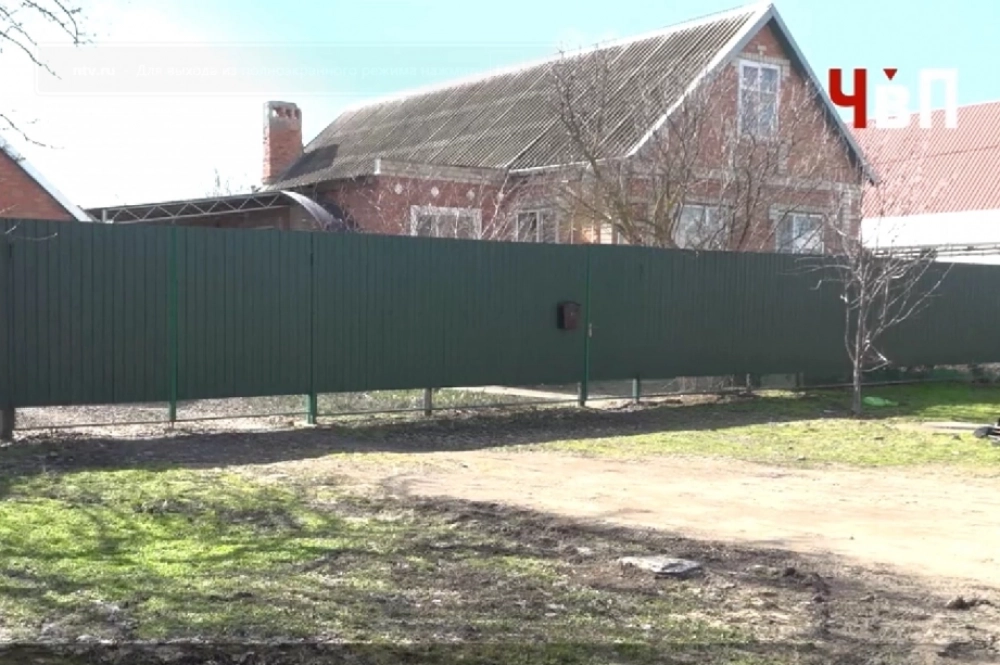 Изначально пенсионерка жила в таком большом доме.