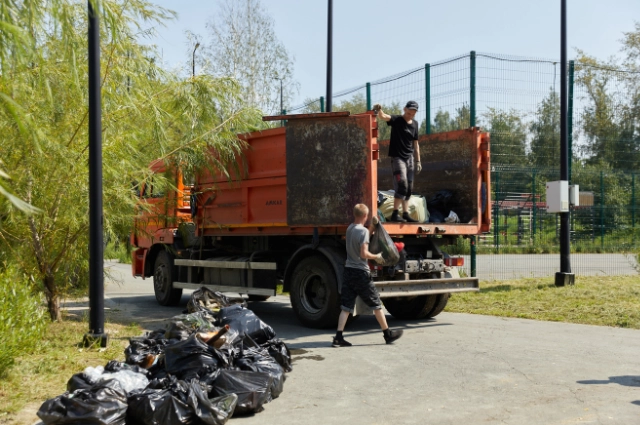 В Екатеринбурге волонтёры очистили Уктусскую набережную от мусора