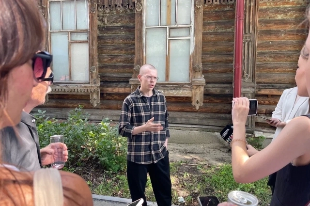 Режиссер Константин Доминский рассказывает журналистам о создании спектакля «Симонов и Кузнецов».