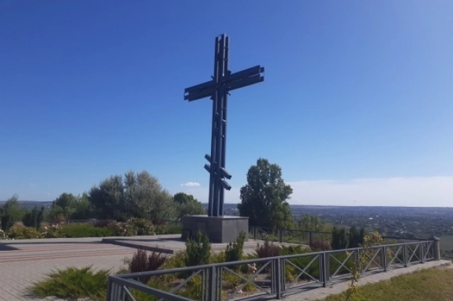 Крест-памятник погибшим при освобождении Белгорода  в августе 1943 года.