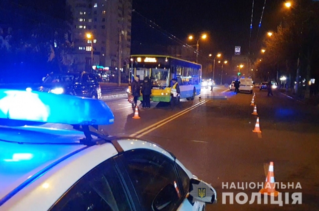 В ВИННИЦЕ ПЕШЕХОДА СБИЛА МАРШРУТКА, А ЗАТЕМ АВТО ИНКАССАТОРОВ: ФОТО