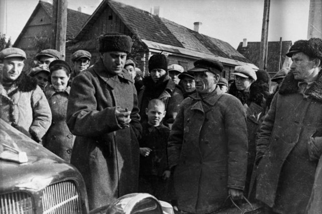 Валентин Катаев беседует с жителями города Сморгонь, Западная Белоруссия. Октябрь 1939 год.