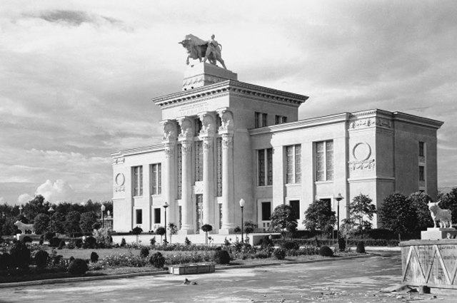 Павильон мясной промышленности (Главмясо) на ВСХВ в Москве. 1954 год