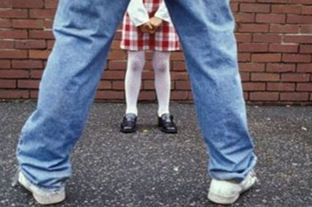 Изнасиловал дочь за слишком узкие джинсы