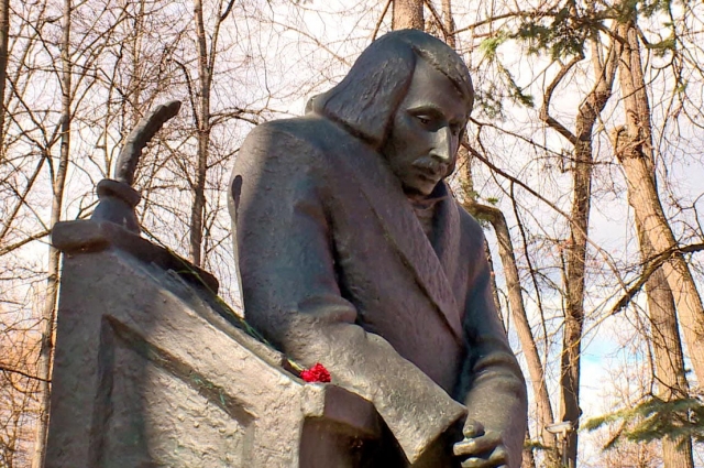 Памятник Гоголю в Калуге открыли в 2014 году.