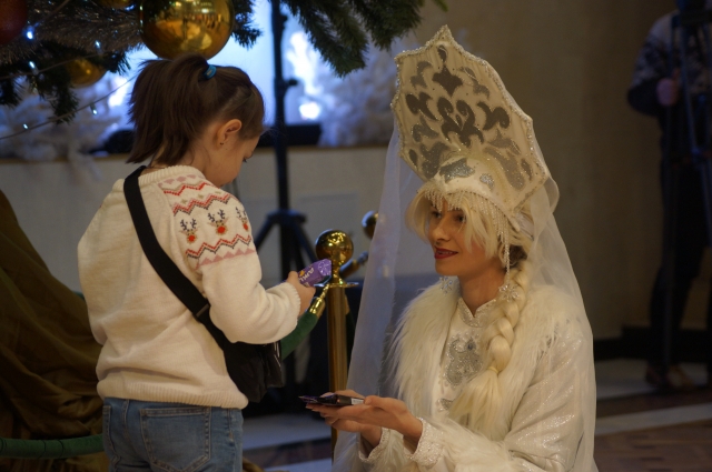 Первоклассница Есения Беляева и остальные дети получили подарки от Снегурочки