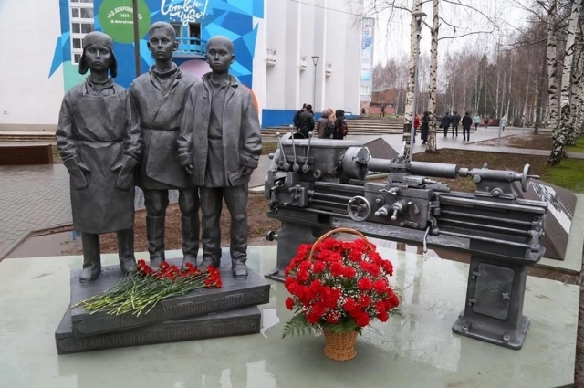В 2019 г. в студенческом городке ИжГТУ состоялось торжественное открытие памятника оружейникам Удмуртии.