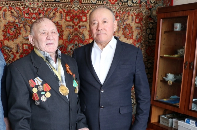 Медаль и удостоверение почётного гражданина Любинского района Г. С. Евдокимову вручил глава района А.К. Ракимжанов.