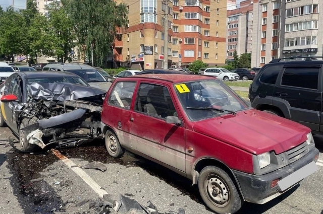 Многие машины получили серьёзные повреждения.