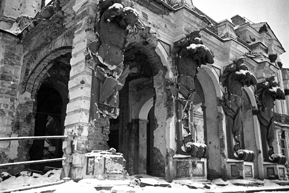 Разрушенное немецко-фашистскими оккупантами здание Большого Екатерининского дворца (залинковать https://nasledie.aif.ru/CATHERINE_PALACE/History/ ).