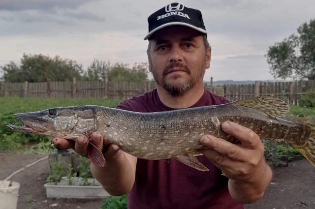 Одно из хобби мужчины — рыбалка.