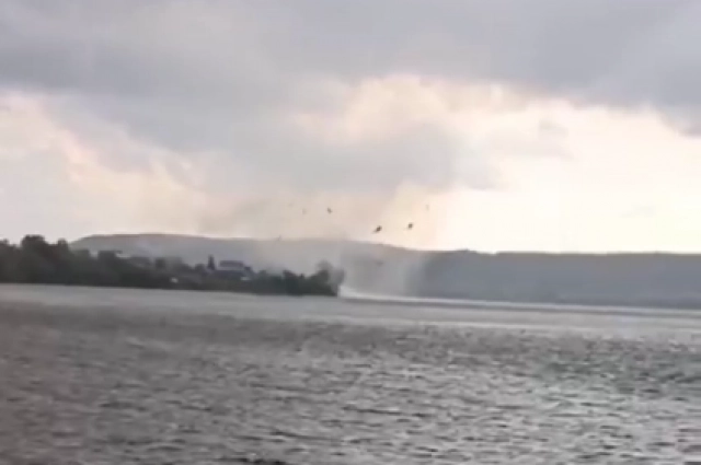 Кадр из Суксуна: смерч поднял в воздух обломки.