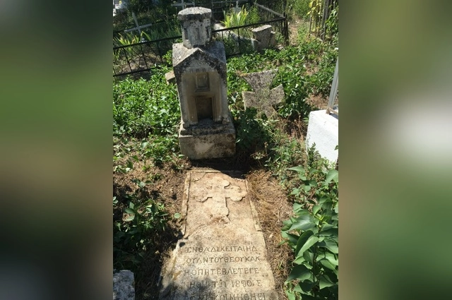 Памятник в виде храма на кладбище села Верхоречье. 