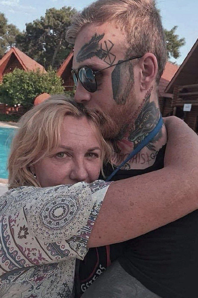 Денис Шальных с мамой.