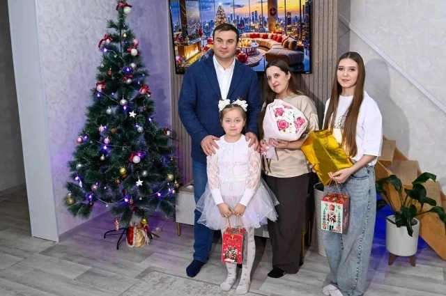 Виталий Хоценко лично вручил подарки сёстрам Сиденковым из многодетной семьи: студентка-медик Анастасия получила от губернатора проектор, а первоклассница Милана — заветное подвесное кресло.