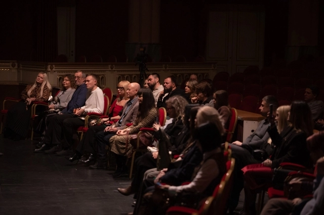 Оркестровая яма превратилась в зрительный зал.