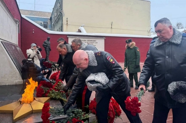 Коллеги каждый год приходят почтить память погибших к мемориалу, установленному на месте сгоревшего здания УВД.