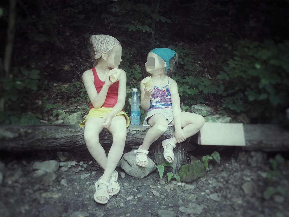 Алина с сестрой.