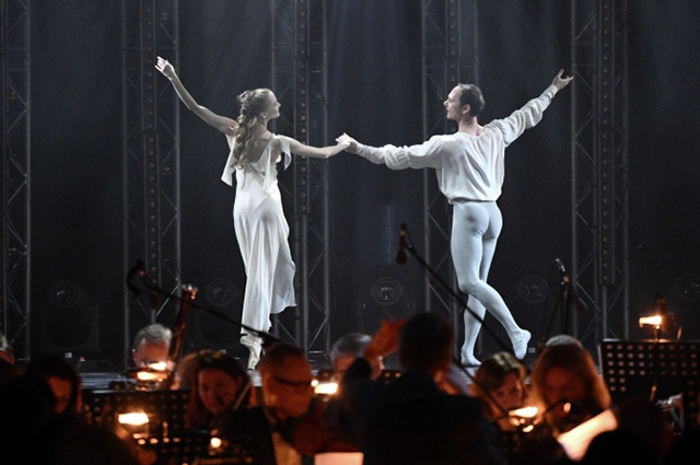 Прима-балерина Государственного академического Большого театра Анастасия Сташкевич и премьер Государственного академического Большого театра Вячеслав Лопатин в сцене у балкона из балета «Ромео и Джульетта», 2025 г.