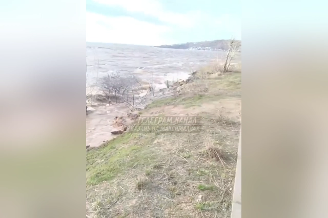 Волга начала выходить из берегов из-за шторма.