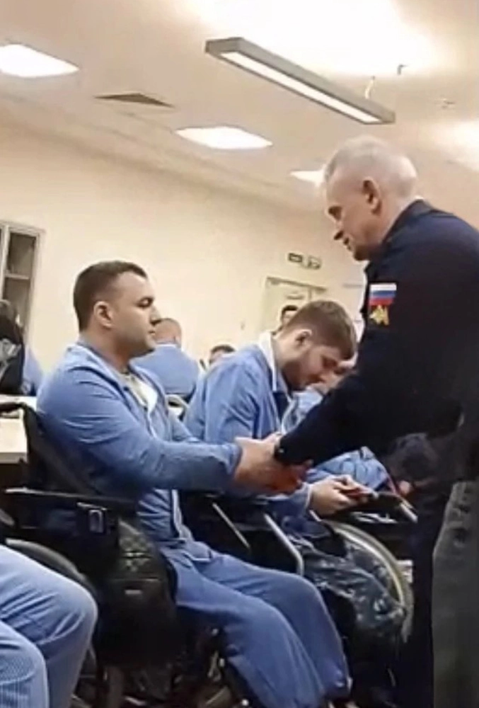Евгений Носков получает награду в госпитале