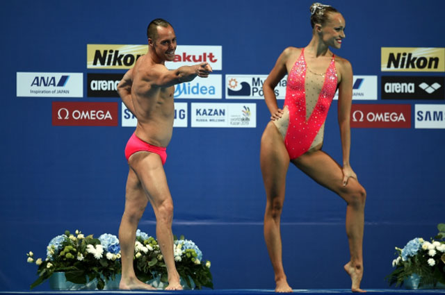 Кристина Джонс и Билл Мэй (США) выступают с технической программой в финальных соревнованиях по синхронному плаванию среди смешанных дуэтов на XVI Чемпионате мира по водным видам спорта в Казани