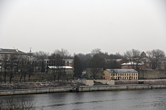 Вид на третий этаж будущей гостиницы с Ольгинского моста. 