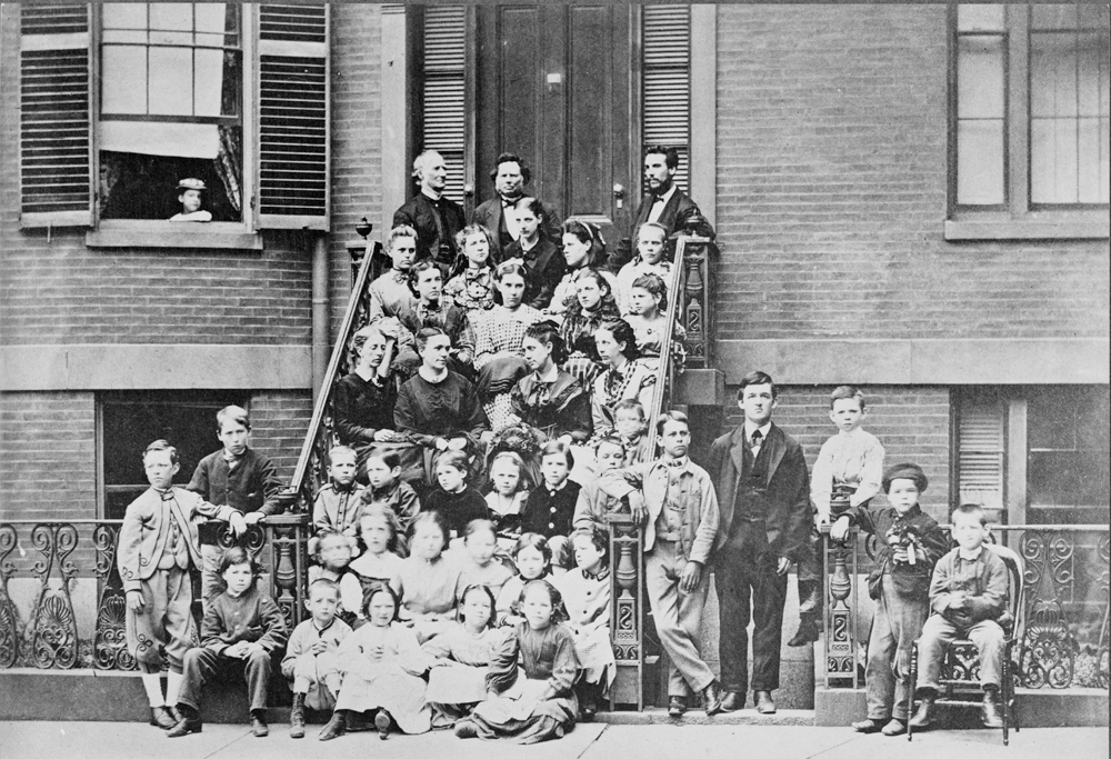 Александр Белл (в верхнем ряду справа) в Бостонской школе для глухонемых, 1871 г.