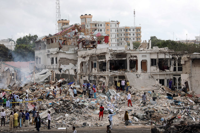 На месте взрыва в Могадишо.