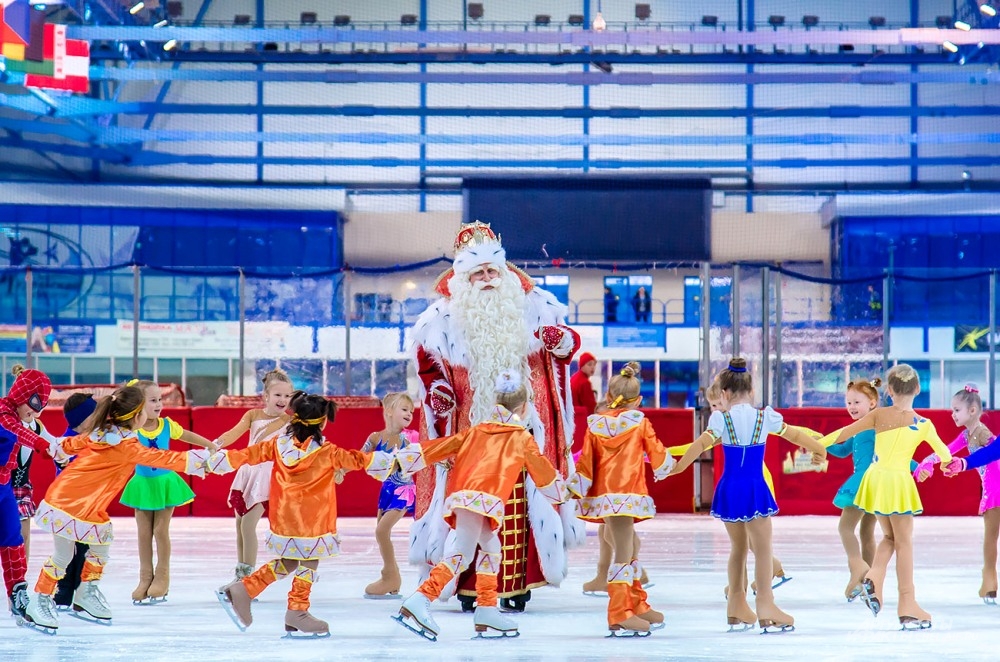 В Челябинске Дед Мороз посетил ледовый дворец и познакомился с юными спортсменами.