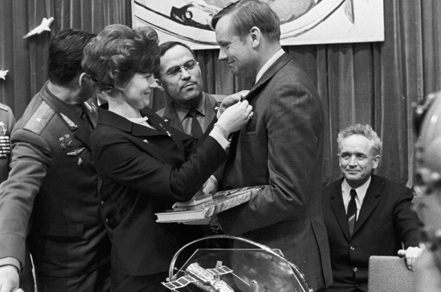 Первый визит Армстронга в СССР. Валентина Терешкова дарит ему значок о посещении Звёздного городка, июнь 1970 г.