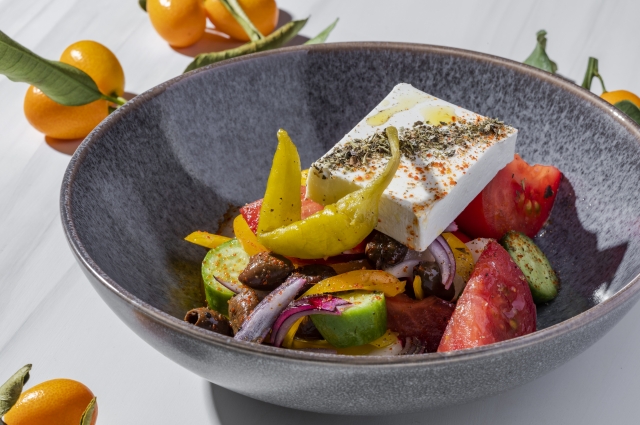 Греческий салат с маринованным перцем