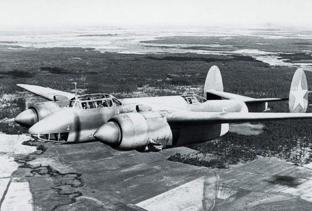 Бомбардировщик ТУ-2 над линией фронта, 1944г. Фото из архива музея ПАО «Туполев»
