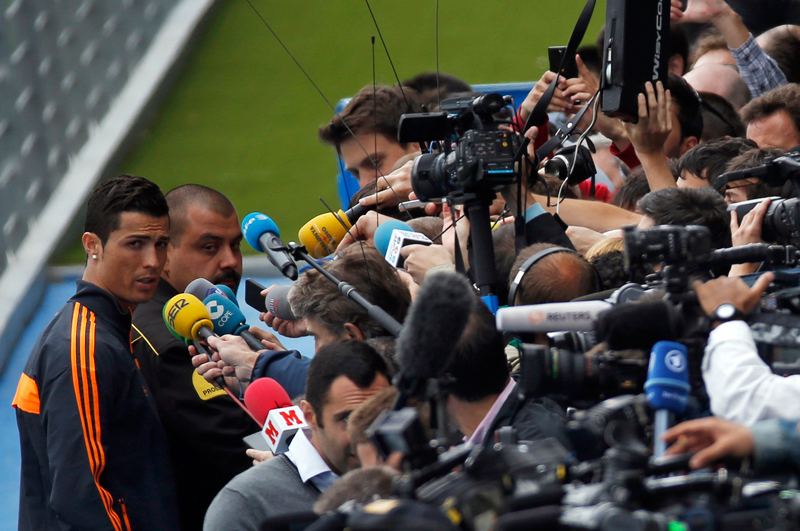 Криштиану Роналду во время тренировки на стадионе в Лиссабоне