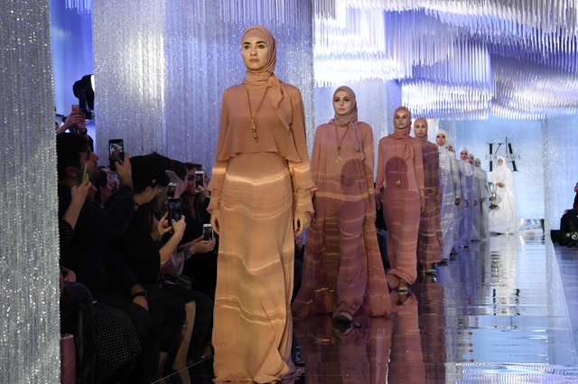 Модели демонстрируют одежду из коллекции модного дома FIRDAWS модельера Айшат Кадыровой.