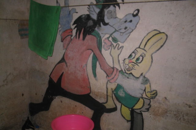Рисунок Кати на стене бункера.