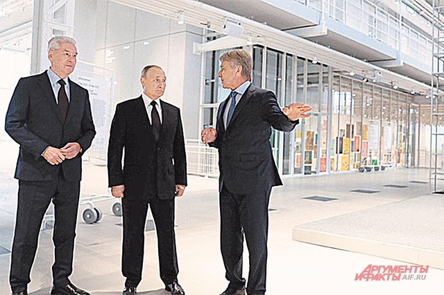 «С президентом Путиным и главным инвестором проекта Леонидом Михельсоном запустили в жизнь новый Дом культуры», – написал в блоге мэр Собянин.