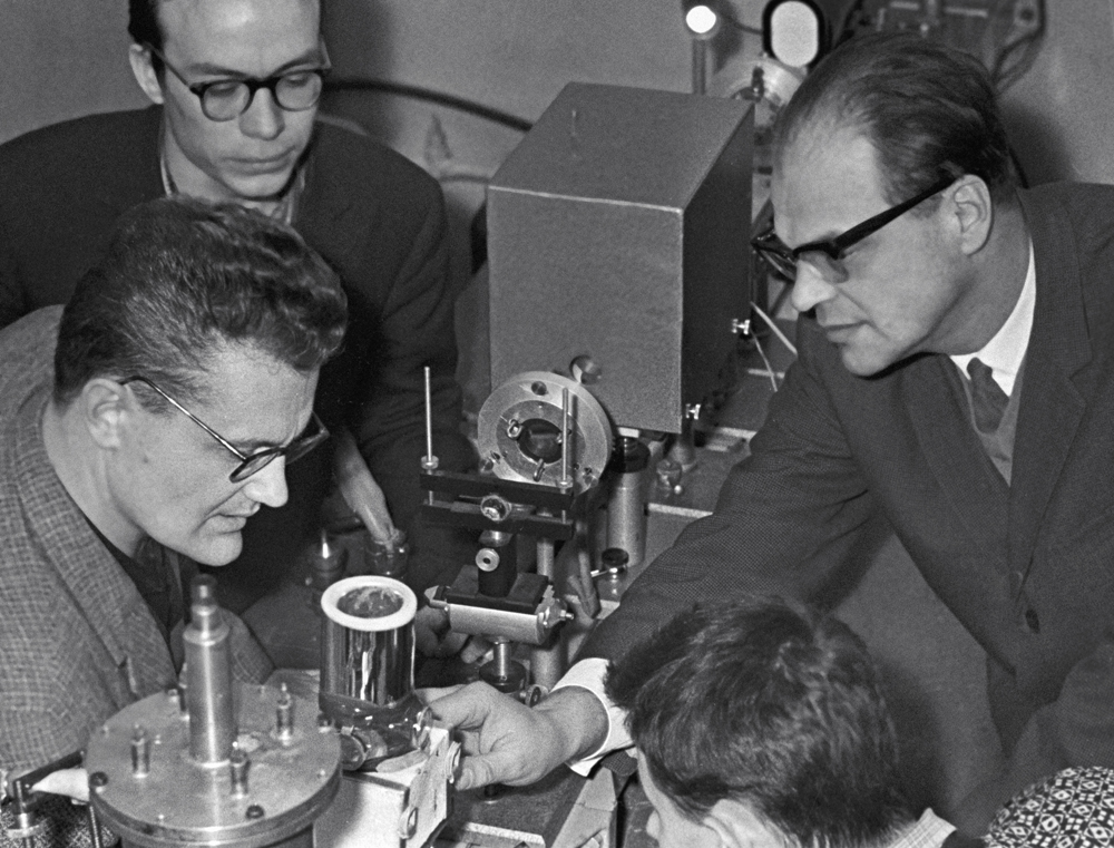 Лауреат Нобелевской премии член-корреспондент АН СССР Николай Басов (справа) и сотрудники Физического института имени Лебедева в лаборатории квантовой радиофизики.